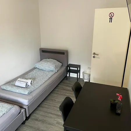 Private With Parking In Hostel *