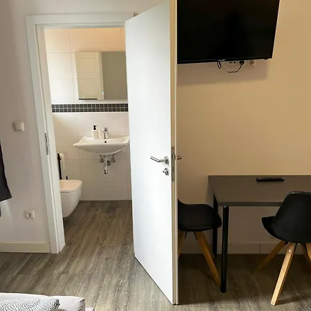 Private With Parking In Hostel Wesseling